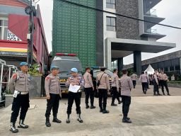 Pastikan Keamanan Logistik, Polisi Kawal Ketat Pengiriman Rekapitulasi Suara Pilgub Jatim