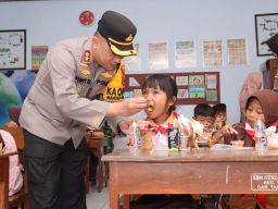 Dukung Asta Cita, Polres Blitar Bagikan Makan Bergizi Gratis di Sekolah