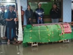 Pemakaman Bocah Tewas dalam Karung di Pemalang Diiringi Hujan Deras dan Banjir 