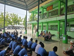 Satlantas Polres Gresik Gelar Program Dai Kamseltibcarlantas di Ponpes Mambaus Sholihin