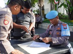 Wakapolrestabes Surabaya Periksa Senjata Anggota
