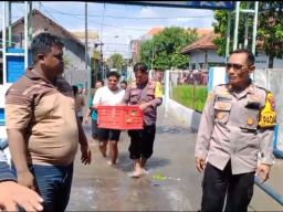 Peduli Bencana, Polisi Salurkan Bantuan Kepada Warga Terdampak Banjir di Jombang