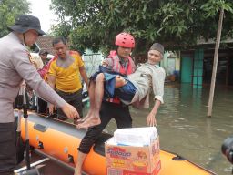 Polisi Evakuasi dan Salurkan Bantuan bagi Korban Banjir di Mojokerto