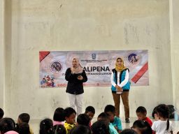 Disperpusip Jatim Salurkan Bantuan dan Hiburan bagi Korban Banjir di Jombang dan Pasuruan