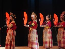 Perkenalkan Budaya, IKAMI Sulsel Surabaya Tampilkan Teater Passompe II Episode Annyorong Lopi