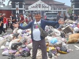 Ulang Tahun Bupati Pemalang, AMPEL Kasih Kado Dua Truk Sampah