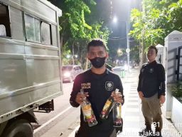 Satpol PP Surabaya Amankan Belasan Muda-Mudi Pesta Miras di Bawah Jembatan Suramadu
