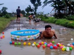 Hanya Ada di Pemalang, Wahana Mandi Bola Berada di Jalanan yang Rusak