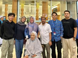 Ibunda Wafat, Rektor Unitomo Tulis Pesan Rindu dari Tanah Suci: “Ada Ayat Cinta untuk Ibunda”