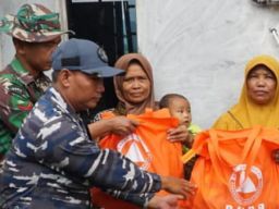 LANAL Tegal Bagikan Obat -obatan dan Sembako Kepada Warga Terdampak Tanah Longsor Pekalongan