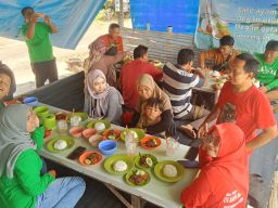 Kuliner Bebek Soponyono yang Nikmat di Pesisir Laut Suramadu