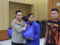 Polres Majalengka Salurkan Ratusan Paket Sembako dalam Baksos Polri Presisi Jelang Ramadan