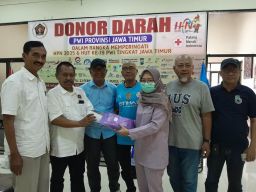 Rangkaian HPN 2025, PWI Jatim Gandeng UTD PMI Kota Surabaya Gelar Donor Darah