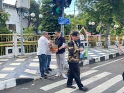 Alihkan Dana Karangan Bunga, PSI Surabaya Bagikan 100 Gembok Cakram