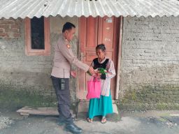 Peduli Masyarakat, Warga Sumberjaya Majalengka Terima Bansos