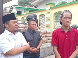 Komunitas BGN Serahkan Bantuan Semen untuk Renovasi Masjid Nurul Barokah Di Binakal