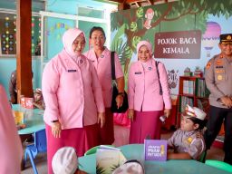 Ketua YKB Jatim Kunjungi TK Kemala Bhayangkari 23 Lumajang, Berikan Makan Bergizi Gratis