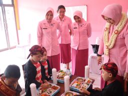 Sumringah, Puluhan Anak-anak TK Kemala Bhayangkari 81 Sumenep Dapat Makan Bergizi Gratis