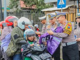 Polisi Bagikan Puluhan Jas Hujan untuk Pengendara Roda Dua