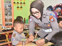 Wujudkan Generasi Sehat, Polres Bondowoso Bagikan Makan Bergizi Gratis