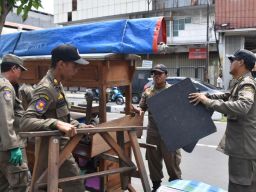 Satpol PP Surabaya Tertibkan PKL yang Berjualan di Trotoar dan Bahu Jalan