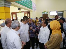 Walikota Eri Dampingi Menko PMK Tinjau Pelaksanaan Program Cek Kesehatan Gratis