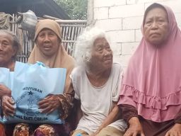 Peduli Lansia dan Dhuafa Paguyuban Amal Bakti Cibelok Salurkan Bantuan
