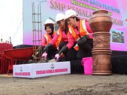 Juliati Sigit Prabowo Letakkan Batu Pertama Pembangunan SMP Kemala Bhayangkari di Karanganya
