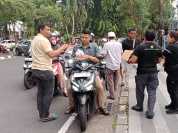 Semarak Ramadan, AWS Bagikan Ratusan Takjil untuk Warga Surabaya