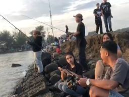 Menikmati Keindahan Spot Mancing di Dermaga Pelabuhan Tanjungsari Pemalang Sehabis Sahur
