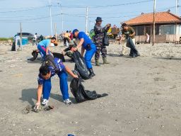Polisi dan Mahasiswa UIM Bersihkan Sampah di Dermaga Branta Pesisir Pamekasan