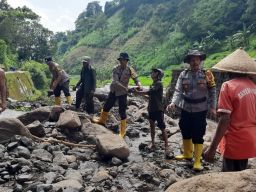 Karya Bakti Polsek Binakal Bersama Warga Di Bondowoso Perbaiki Saluran Air Bersih