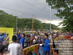 Sosial Ramadan, Polres Pelabuhan Tanjung Perak dan PMII Taswirul Afkar Bagikan 150 Paket Takjil