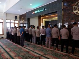 Polres Bondowoso Salat Gaib untuk Anggota Gugur di Way Kanan