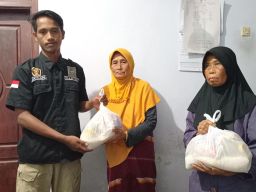PSHT Ranting Binakal Peduli Sesama, Bagikan Puluhan Paket Sembako di Bulan Berkah