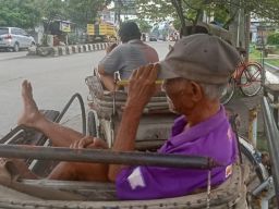 Kakek 85 Tahun di Pemalang Tetap Puasa Meski Narik Becak