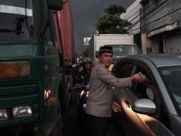 Safari Ramadan Polresta Sidoarjo Bagikan Takjil dan Imbauan Tertib Lalin di Perempatan Gedangan