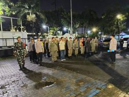 Forkopimka Kenjeran Gerebek Kafe di Jalan Tambak Wedi Pesisir, Amankan Puluhan Botol Miras
