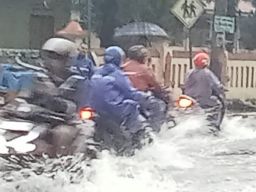 Saluran Pembuangan Air Buruk, Jalan di Depan DPUTR Pemalang Kembali Diterjang Banjir