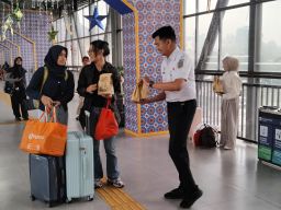 KAI Daop 8 Surabaya Bagikan 4.000 Paket Takjil Gratis untuk Penumpang