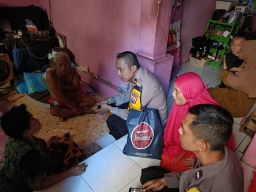 Kapolsek Asemrowo Sambangi Warga Sakit, Beri Bantuan dan Motivasi