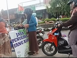 Lapak Penukaran Uang Baru di Pemalang Diserbu Warga, Omzet Tembus Puluhan Juta