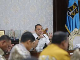 Eri Cahyadi Tegaskan Camat Harus Tuntaskan Masalah Warga Secara Mandiri