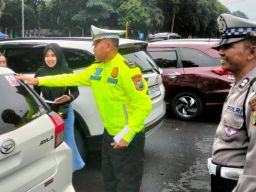 Polisi Pasang Stiker dan Papan Imbauan"Mudik Aman Keluarga Nyaman" di Bondowoso