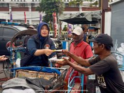 Peduli Masyarakat Polisi Bagikan Ratusan Takjil, Sasar Abang Becak