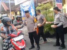Berbagi Kebahagiaan di Bulan Ramadan, Polisi Bagikan 100 Paket Takjil