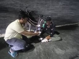 Aliansi Wartawan Surabaya Tebar Berkah Sahur di Jalanan