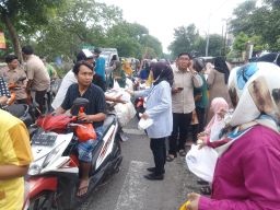 Tanamkan Nilai Kepedulian pada Siswa, SDN Sidotopo Wetan V Bagikan 300 Paket Takjil