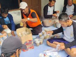 Paguyuban Amal Bhakti Cibelok Bagikan Ratusan Takjil untuk Warga