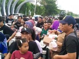Wartawan dan Aliansi Gresik Selatan Bagikan 1000 Takjil di Menganti